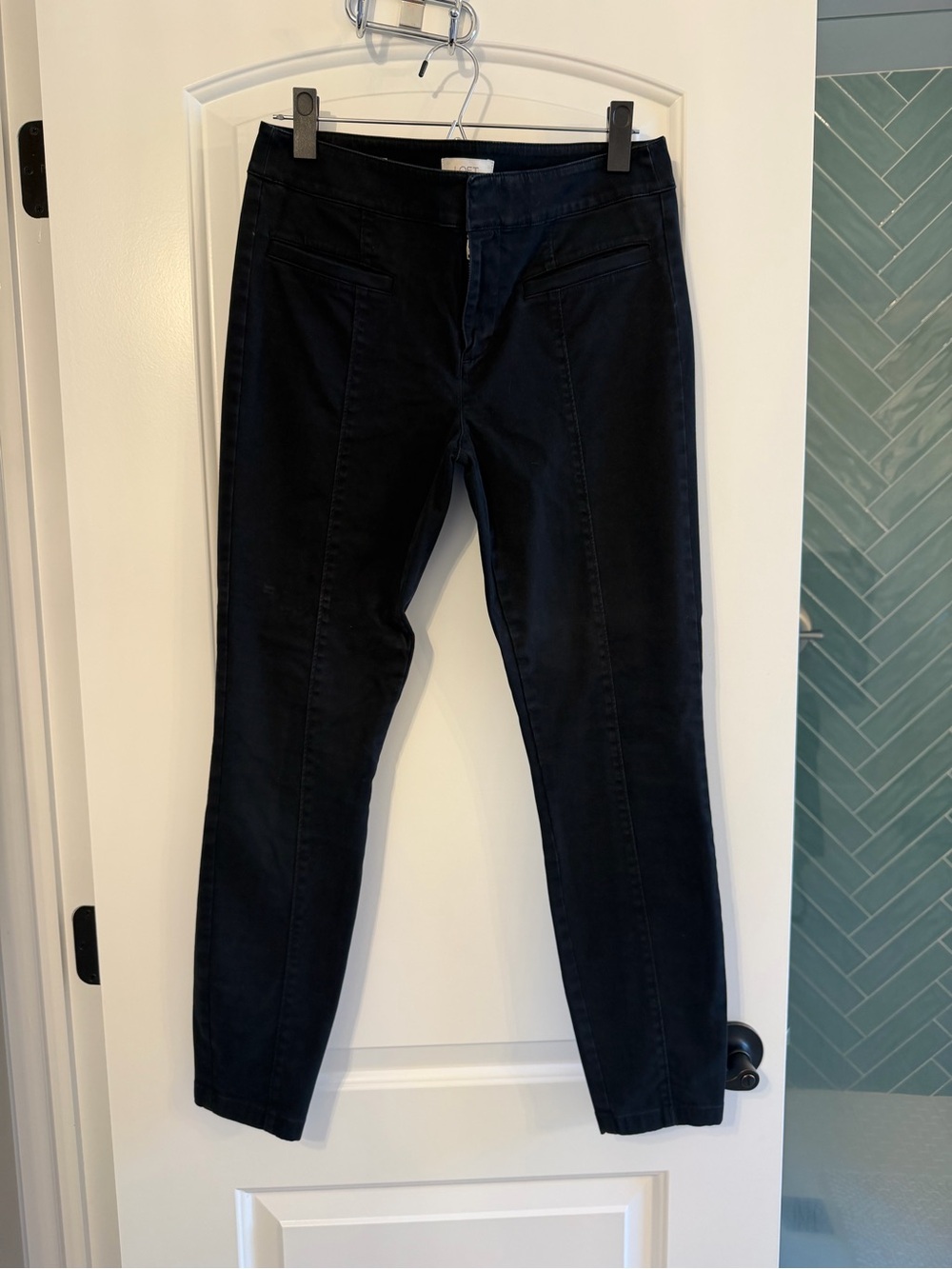 Loft Outlet black soft wash skinny pant - size 4